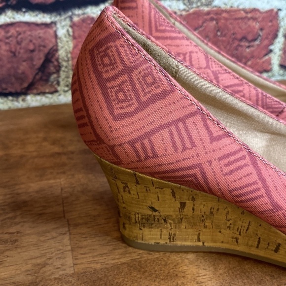 Life Stride Coral Peep Toe Slip On Wedge Fabric Sandals Size 6.5 - Picture 4 of 13